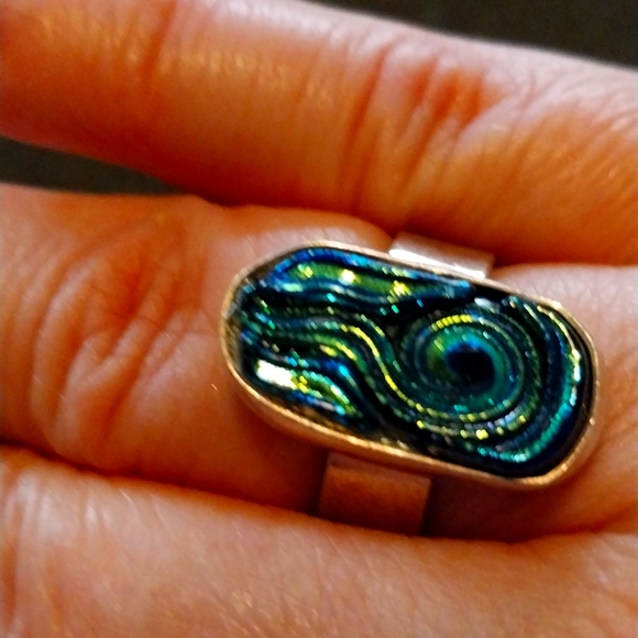 Source Unknown Jewelry - Black with green iridescent dicrondic glass adjustable sterling ring from 80s